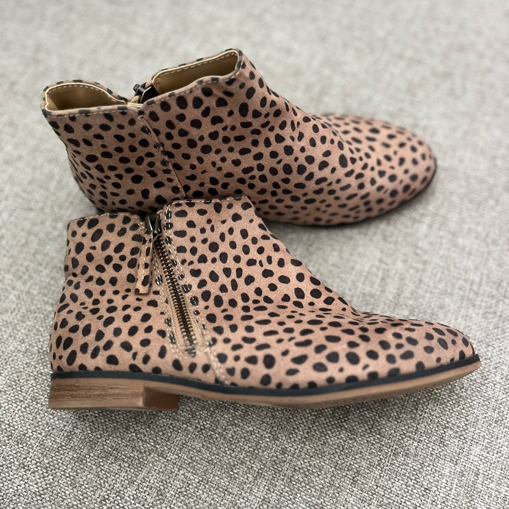 Cat and Jack Brown leopard print girls shoe, size 3y